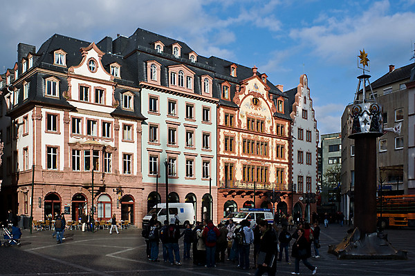 포토 JPG 주간 서양인 구름 해외풍경 해외 건축물 건축 유럽 외국문화 가로등 하늘 독일 사람 풍경 야외 건물 가로 관광지 세계 도시 보행자 광장 마인츠 국내포토 자연요소 외국인 공공시설 나라 문화 여행 파일형식