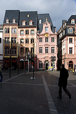 포토 JPG 주간 서양인 해외풍경 해외 건축물 남자 건축 유럽 외국문화 가로등 거리 독일 사람 성인 야외 건물 세로 관광지 세계 도시 그늘 광장 마인츠 남자만 성인남자만 성인만 국내포토 자연요소 외국인 공공시설 나라 문화 여행 풍경 파일형식