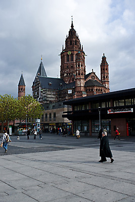 포토 JPG 주간 서양인 나무 구름 해외풍경 해외 건축물 건축 유럽 외국문화 하늘 독일 사람 풍경 야외 건물 세로 관광지 세계 성당 도시 보행자 광장 마인츠 마인츠대성당 국내포토 자연요소 외국인 식물 나라 문화 여행 종교건축 파일형식