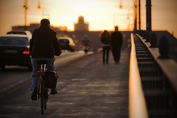 포토 JPG 서양인 해외풍경 해외 유럽 도로 길 육상교통 외국문화 교통 자동차 거리 독일 사람 풍경 야외 가로 관광지 세계 노을 자전거 일몰 도시 마인츠 국내포토 자연요소 외국인 나라 문화 교통수단 여행 교통시설 바이크 파일형식