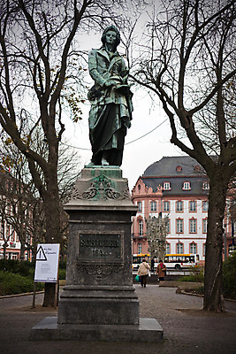 포토 JPG 주간 나무 식물 해외풍경 해외 건축물 건축 유럽 외국문화 거리 버스 독일 사람 야외 건물 세로 관광지 세계 조각상 도시 보행자 작품 마인츠 쉴러동상 청동상 국내포토 자연요소 나라 문화 육상교통 여행 대중교통 미술 풍경 조형물 동상 파일형식