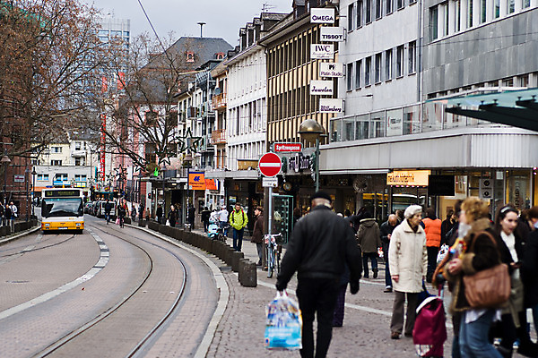 포토 JPG 주간 서양인 나무 해외풍경 해외 건축물 건축 유럽 길 육상교통 외국문화 교통 거리 독일 사람 풍경 야외 건물 가로 관광지 세계 상점 기찻길 도시 보행자 전철 전차 마인츠 트램 국내포토 자연요소 외국인 식물 나라 문화 교통수단 여행 대중교통 파일형식