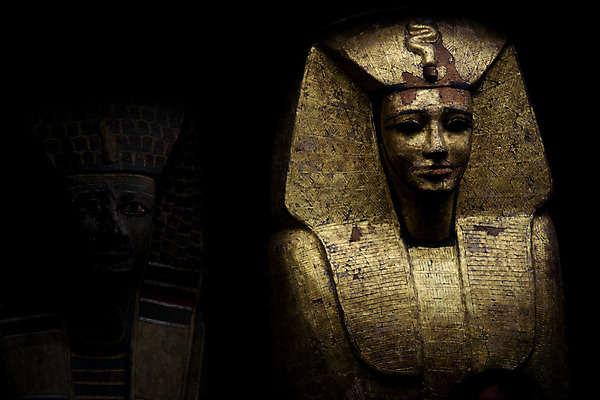 포토 JPG 해외풍경 해외 유럽 외국문화 고대문명 실내 사람없음 가로 관광지 세계 프랑스 박물관 파리_프랑스 루브르박물관 미라 이집트동상 이집트문명 청동상 파라오 국내포토 나라 문화 여행 이집트 풍경 내부 동상 조각상 파일형식