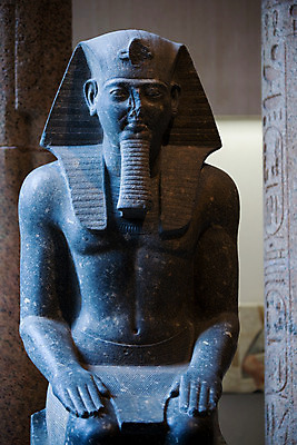 포토 JPG 해외풍경 해외 유럽 외국문화 고대문명 실내 사람없음 세로 관광지 세계 프랑스 기둥 박물관 파리_프랑스 루브르박물관 미라 이집트문명 청동상 파라오 국내포토 건축 나라 문화 여행 이집트 풍경 내부 조각상 파일형식