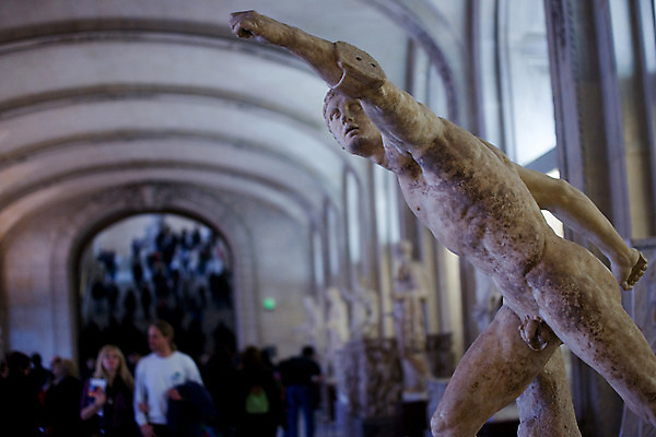 포토 JPG 해외풍경 해외 유럽 외국문화 실내 가로 관광지 세계 동상 조각상 여행객 프랑스 박물관 작품 문화시설 파리_프랑스 관람 루브르박물관 국내포토 나라 문화 여행 미술 사람 풍경 내부 조형물 시설 기념물 파일형식