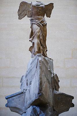 포토 JPG 해외풍경 해외 유럽 외국문화 실내 사람없음 세로 관광지 세계 조각상 프랑스 박물관 작품 파리_프랑스 루브르박물관 국내포토 나라 문화 여행 미술 풍경 내부 조형물 파일형식