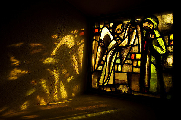 포토 JPG 해외풍경 해외 유럽 외국문화 창문 실내 그림자 풍경 사람없음 가로 관광지 세계 프랑스 스테인드글라스 떼제 색유리 국내포토 나라 문화 여행 유리 내부 파일형식