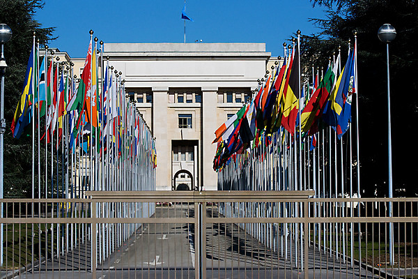 포토 JPG 주간 해외풍경 해외 건축물 건축 유럽 외국문화 풍경 사람없음 야외 건물 가로 관광지 세계 깃발 국기 스위스 철문 세계국기 유엔 국내포토 자연요소 나라 문화 여행 문 파일형식