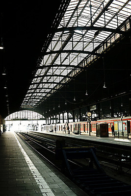 포토 JPG 해외풍경 해외 건축물 건축 유럽 외국문화 독일 풍경 건물 세로 관광지 세계 기찻길 도시 플랫폼 전철역 비스바덴 철도의날 국내포토 나라 문화 여행 교통시설 역 파일형식 법정기념일