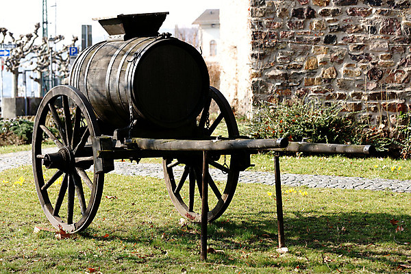 포토 JPG 주간 해외풍경 해외 유럽 육상교통 외국문화 교통 독일 풍경 사람없음 야외 가로 관광지 세계 수레 도시 마차 나무통 뤼데스하임 오크통 국내포토 자연요소 나라 문화 교통수단 여행 통 카트 파일형식