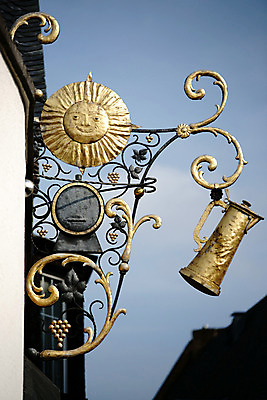 포토 JPG 주간 해외풍경 해외 유럽 외국문화 하늘 주전자 간판 독일 풍경 사람없음 야외 세로 관광지 세계 태양 식당 도시 고리 걸이 뤼데스하임 국내포토 자연요소 나라 문화 여행 주방용품 상점 파일형식