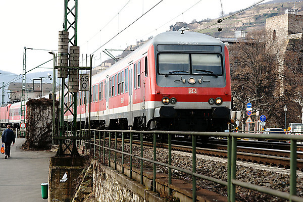포토 JPG 주간 해외풍경 해외 유럽 육상교통 교통수단 외국문화 교통 난간 독일 풍경 야외 가로 관광지 세계 기찻길 기차 도시 전철 뤼데스하임 철도의날 국내포토 자연요소 나라 문화 여행 대중교통 파일형식 법정기념일