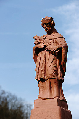 포토 JPG 주간 해외풍경 해외 유럽 외국문화 하늘 독일 풍경 야외 세로 관광지 세계 동상 조각상 도시 작품 로르히 성네포무크 청동상 국내포토 자연요소 나라 문화 여행 미술 조형물 기념물 파일형식