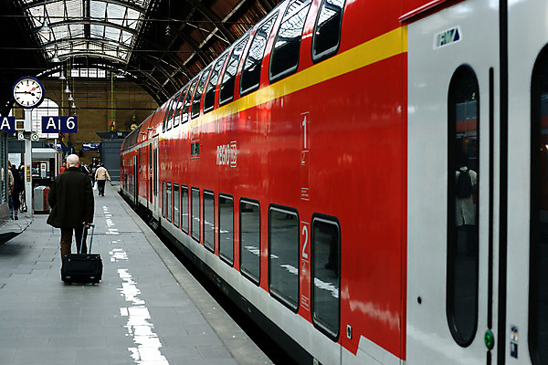 포토 JPG 서양인 해외풍경 해외 남자 유럽 육상교통 시계 외국문화 교통 독일 실내 사람 풍경 가로 관광지 세계 캐리어 여행가방 기차 도시 플랫폼 승객 정차 로르히 남자만 국내포토 외국인 나라 문화 교통수단 여행 가방 교통시설 대중교통 내부 파일형식
