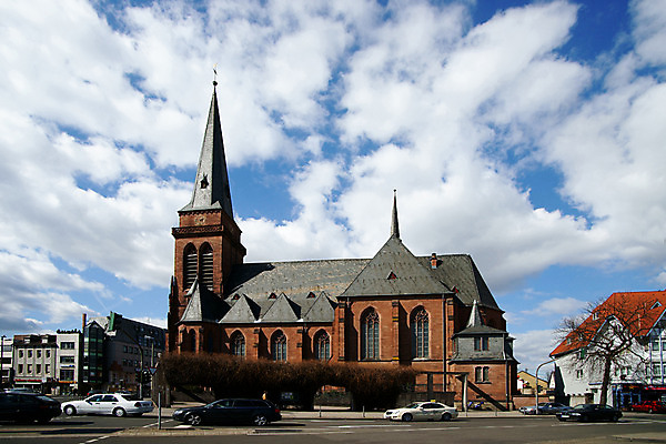 포토 JPG 주간 나무 구름 해외풍경 해외 건축물 건축 유럽 종교 도로 길 육상교통 외국문화 교통 해외건축 종교건축 자동차 하늘 거리 독일 풍경 사람없음 야외 건물 가로 관광지 세계 교회 도시 바트크로이츠나흐 국내포토 자연요소 식물 나라 문화 교통수단 여행 교통시설 파일형식