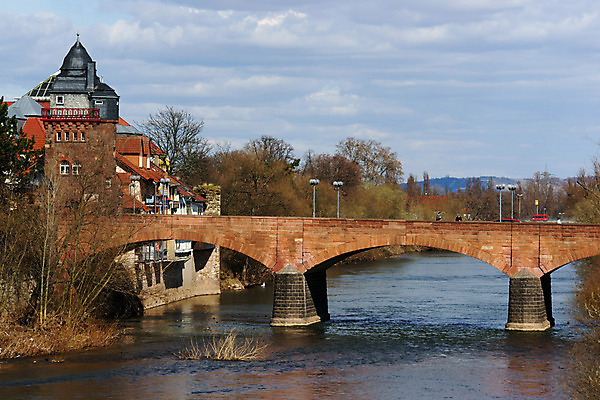 포토 JPG 주간 나무 식물 구름 해외풍경 해외 건축물 건축 유럽 외국문화 가로등 하늘 조명 독일 풍경 사람없음 야외 건물 가로 관광지 강 세계 도시 바트크로이츠나흐 가교 국내포토 자연요소 공공시설 나라 문화 여행 파일형식