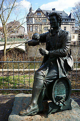 포토 JPG 주간 나무 해외풍경 해외 건축물 건축 유럽 외국문화 난간 독일 풍경 야외 건물 세로 관광지 세계 동상 조각상 도시 작품 바트크로이츠나흐 청동상 국내포토 자연요소 식물 나라 문화 여행 미술 조형물 기념물 파일형식