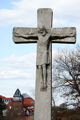 포토 JPG 주간 나무 식물 구름 해외풍경 해외 유럽 종교 외국문화 십자가 하늘 독일 사람없음 야외 건물 세로 관광지 세계 도시 예수 석상 바트크로이츠나흐 국내포토 자연요소 건축물 나라 문화 여행 풍경 신_종교 파일형식