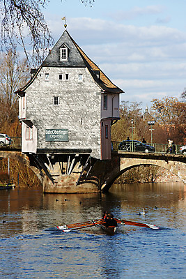 포토 JPG 주간 나무 해외풍경 해외 건축물 건축 유럽 육상교통 외국문화 교통 난간 자동차 주택 독일 사람 풍경 야외 건물 세로 관광지 강 세계 도시 노 바트크로이츠나흐 가교 선박 국내포토 자연요소 식물 나라 문화 교통수단 여행 수상교통 파일형식