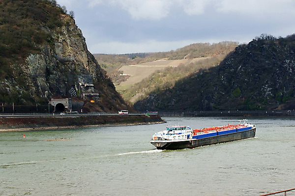 포토 JPG 주간 해외풍경 해외 유럽 외국문화 하늘 산 독일 풍경 사람없음 야외 가로 관광지 강 세계 절벽 강가 라인강 선박 국내포토 자연요소 나라 문화 여행 수상교통 파일형식