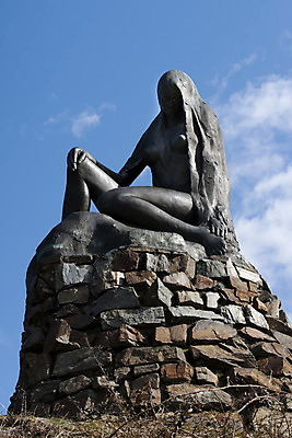 포토 JPG 주간 구름 해외풍경 해외 유럽 외국문화 하늘 독일 풍경 사람없음 야외 세로 관광지 세계 조각상 작품 로렐라이 청동상 국내포토 자연요소 나라 문화 여행 미술 조형물 파일형식