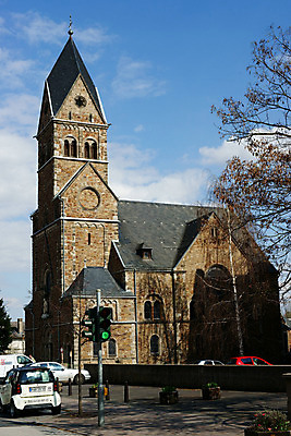 포토 JPG 주간 나무 식물 구름 해외풍경 해외 건축물 건축 유럽 종교 육상교통 외국문화 교통 십자가 해외건축 종교건축 자동차 하늘 거리 독일 풍경 사람없음 야외 건물 세로 관광지 세계 교회 도시 신호등 에팡겔리쉐키르혜 국내포토 자연요소 나라 문화 교통수단 여행 파일형식