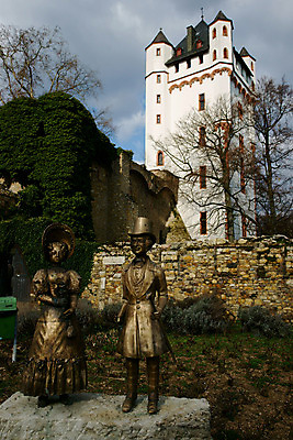 포토 JPG 주간 나무 식물 해외풍경 해외 건축물 여자 건축 유럽 외국문화 독일 풍경 야외 건물 세로 관광지 세계 동상 조각상 도시 성 작품 슐로스엘트빌레 여자만 국내포토 자연요소 나라 문화 여행 미술 사람 조형물 기념물 파일형식