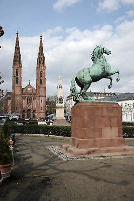 포토 JPG 주간 구름 해외풍경 해외 건축물 건축 유럽 종교 외국문화 벤치 의자 해외건축 종교건축 하늘 독일 풍경 사람없음 야외 건물 세로 관광지 세계 교회 탑 도시 말_동물 비스바덴 청동상 국내포토 자연요소 나라 문화 여행 가구 포유류 조각상 파일형식