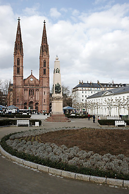 포토 JPG 주간 구름 해외풍경 해외 건축물 건축 유럽 종교 외국문화 벤치 의자 해외건축 종교건축 하늘 독일 풍경 야외 건물 세로 관광지 세계 교회 탑 도시 화단 비스바덴 국내포토 자연요소 나라 문화 여행 가구 파일형식