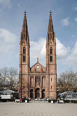 포토 JPG 주간 나무 식물 구름 해외풍경 해외 건축물 건축 유럽 종교 외국문화 해외건축 종교건축 하늘 독일 풍경 야외 건물 세로 관광지 세계 교회 도시 광장 비스바덴 국내포토 자연요소 나라 문화 여행 파일형식
