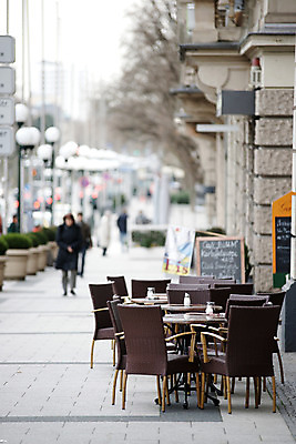 포토 JPG 주간 해외풍경 해외 유럽 외국문화 가로등 의자 탁자 거리 독일 풍경 야외 건물 세로 관광지 세계 상점 카페 도시 보행자 메뉴판 노천카페 비스바덴 국내포토 자연요소 건축물 공공시설 나라 문화 여행 가구 파일형식