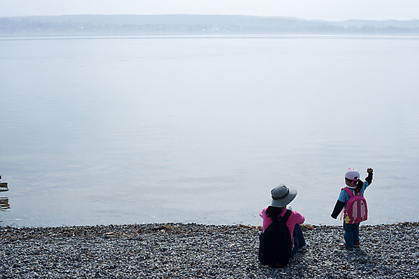 포토 JPG 주간 해외풍경 해외 여자 딸 유럽 어린이 외국문화 엄마 휴식 독일 사람 풍경 소녀 야외 두명 가로 관광지 강 세계 돌_바위 강가 여자만 국내포토 자연요소 나라 문화 여행 컨셉 가족 파일형식