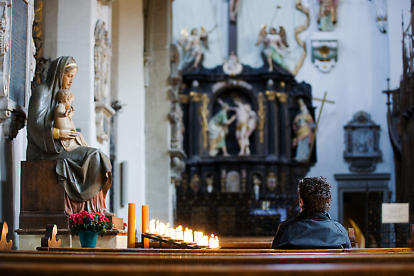 포토 JPG 서양인 해외풍경 해외 건축 유럽 종교 화분 외국문화 의자 촛불 해외건축 종교건축 독일 실내 가로 관광지 세계 교회 기도 콘스탄츠 국내포토 외국인 나라 문화 여행 가구 초 풍경 내부 건물 파일형식