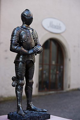 포토 JPG 해외풍경 해외 유럽 외국문화 독일 사람없음 건물 세로 관광지 세계 도시 중세기사 갑옷 청동상 콘스탄츠 국내포토 건축물 나라 문화 여행 풍경 조각상 보호장비 파일형식