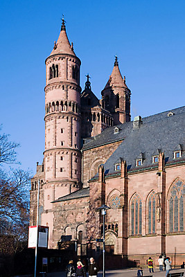 포토 JPG 주간 나무 해외풍경 해외 건축물 건축 유럽 외국문화 가로등 독일 사람 풍경 야외 건물 세로 관광지 세계 성당 도시 보름스 보름스대성당 국내포토 자연요소 식물 공공시설 나라 문화 여행 종교건축 파일형식