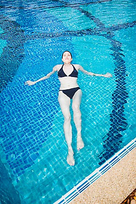 포토 주간 전신 서양인 모델 해외기획촬영 해외 여자 수영복 여유 해외여행 여행 포즈 기획촬영 2009년태국 파타야 태국 리조트 휴식 수영장 한명 사람 20대 성인 야외 물 여름 여름휴가 바캉스 비키니 수중 수영 수면 여자만 여자한명만 성인여자만 청년만 청년여자만 성인한명만 청년여자한명만 성인여자한명만 성인만 수중사진 국내포토 자연요소 외국인 1 옷 계절 감정 아시아 컨셉 휴가 청년 수상스포츠 파일형식 여름_계절