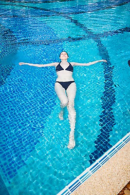 포토 주간 전신 서양인 모델 해외기획촬영 해외 여자 수영복 여유 해외여행 여행 포즈 기획촬영 2009년태국 파타야 태국 리조트 휴식 수영장 한명 사람 20대 성인 야외 물 여름 여름휴가 바캉스 비키니 수중 수영 수면 여자만 여자한명만 성인여자만 청년만 청년여자만 성인한명만 청년여자한명만 성인여자한명만 성인만 수중사진 국내포토 자연요소 외국인 1 옷 계절 감정 아시아 컨셉 휴가 청년 수상스포츠 파일형식 여름_계절