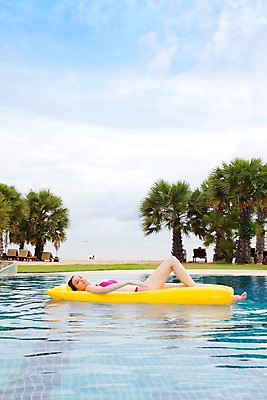 포토 주간 전신 서양인 나무 식물 모델 해외기획촬영 해외 여자 수영복 여유 해외여행 여행 포즈 기획촬영 2009년태국 파타야 태국 리조트 휴식 수영장 한명 사람 20대 성인 야외 물 여름 여름휴가 바캉스 비키니 야자수 눕기 수면 열대식물 비치베드 튜브 여자만 여자한명만 성인여자만 청년만 청년여자만 성인한명만 청년여자한명만 성인여자한명만 성인만 국내포토 자연요소 외국인 1 옷 계절 감정 아시아 컨셉 모션 휴가 청년 파일형식 여름_계절