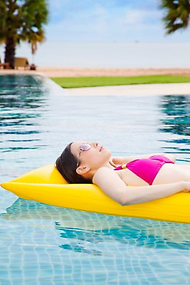 포토 주간 서양인 모델 해외기획촬영 해외 여자 수영복 여유 해외여행 여행 포즈 기획촬영 2009년태국 파타야 태국 리조트 휴식 수영장 한명 사람 상반신 20대 성인 야외 물 여름 여름휴가 바캉스 비키니 선글라스 눕기 수면 비치베드 튜브 여자만 여자한명만 성인여자만 청년만 청년여자만 성인한명만 청년여자한명만 성인여자한명만 성인만 국내포토 자연요소 외국인 1 옷 계절 감정 아시아 안경 컨셉 모션 휴가 청년 파일형식 여름_계절