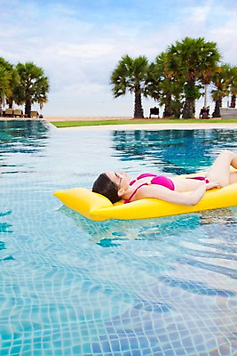 포토 주간 서양인 나무 식물 모델 해외기획촬영 해외 여자 수영복 여유 해외여행 여행 포즈 기획촬영 2009년태국 파타야 태국 리조트 휴식 수영장 한명 사람 상반신 20대 성인 야외 물 여름 여름휴가 바캉스 비키니 선글라스 야자수 눕기 수면 열대식물 비치베드 튜브 여자만 여자한명만 성인여자만 청년만 청년여자만 성인한명만 청년여자한명만 성인여자한명만 성인만 국내포토 자연요소 외국인 1 옷 계절 감정 아시아 안경 컨셉 모션 휴가 청년 파일형식 여름_계절