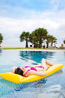 포토 주간 전신 서양인 나무 식물 모델 해외기획촬영 해외 여자 수영복 여유 해외여행 여행 포즈 기획촬영 2009년태국 파타야 태국 리조트 휴식 수영장 한명 사람 20대 성인 야외 물 여름 여름휴가 바캉스 비키니 선글라스 야자수 눕기 수면 열대식물 비치베드 튜브 안식처 여자만 여자한명만 성인여자만 청년만 청년여자만 성인한명만 청년여자한명만 성인여자한명만 성인만 국내포토 자연요소 외국인 1 옷 계절 감정 아시아 안경 컨셉 모션 휴가 청년 파일형식 여름_계절