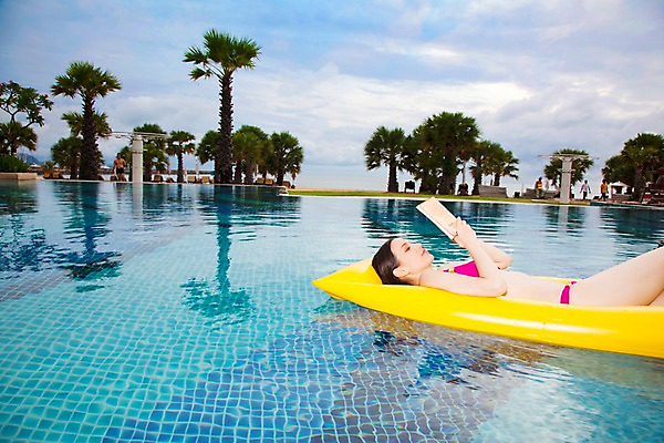 포토 주간 서양인 나무 식물 모델 해외기획촬영 해외 여자 수영복 여유 해외여행 여행 포즈 기획촬영 2009년태국 파타야 태국 리조트 휴식 수영장 한명 사람 상반신 20대 성인 야외 물 여름 여름휴가 바캉스 비키니 야자수 눕기 독서 수면 열대식물 비치베드 튜브 여자만 여자한명만 성인여자만 청년만 청년여자만 성인한명만 청년여자한명만 성인여자한명만 성인만 국내포토 자연요소 외국인 1 옷 계절 감정 아시아 컨셉 모션 휴가 청년 파일형식 여름_계절