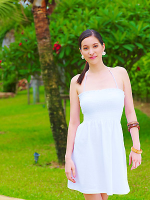 포토 JPG 주간 전신 서양인 나무 식물 모델 해외기획촬영 해외 원피스 여자 꽃 길 여유 해외여행 여행 포즈 기획촬영 2009년태국 팔찌 파타야 태국 리조트 휴식 수영장 한명 서기 사람 잔디 상반신 20대 성인 야외 여름 야자수 걷기 산책 열대나무 뱅글 여자만 여자한명만 성인여자만 청년만 청년여자만 성인한명만 청년여자한명만 성인여자한명만 성인만 국내포토 자연요소 외국인 1 옷 계절 감정 아시아 컨셉 장신구 모션 청년 파일형식