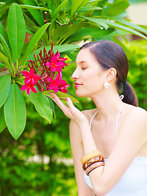 포토 JPG 주간 서양인 나무 식물 모델 해외기획촬영 해외 원피스 여자 꽃 여유 해외여행 여행 포즈 기획촬영 2009년태국 팔찌 파타야 태국 리조트 휴식 나뭇잎 수영장 한명 사람 상반신 20대 성인 야외 여름 여름휴가 바캉스 눈감음 향기 뱅글 여자만 여자한명만 성인여자만 청년만 청년여자만 성인한명만 청년여자한명만 성인여자한명만 성인만 국내포토 자연요소 외국인 1 옷 계절 감정 아시아 컨셉 잎 장신구 모션 휴가 청년 냄새 파일형식 여름_계절
