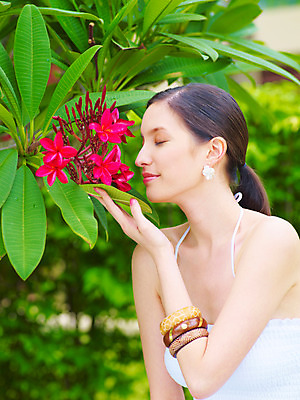 포토 JPG 주간 서양인 나무 식물 모델 해외기획촬영 해외 원피스 여자 꽃 여유 해외여행 여행 포즈 기획촬영 2009년태국 팔찌 파타야 태국 리조트 휴식 나뭇잎 수영장 한명 사람 상반신 20대 성인 야외 여름 여름휴가 바캉스 눈감음 향기 뱅글 여자만 여자한명만 성인여자만 청년만 청년여자만 성인한명만 청년여자한명만 성인여자한명만 성인만 국내포토 자연요소 외국인 1 옷 계절 감정 아시아 컨셉 잎 장신구 모션 휴가 청년 냄새 파일형식 여름_계절