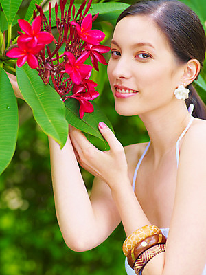 포토 JPG 주간 서양인 나무 식물 모델 해외기획촬영 해외 원피스 여자 꽃 여유 해외여행 여행 포즈 기획촬영 2009년태국 팔찌 파타야 태국 리조트 휴식 나뭇잎 수영장 한명 사람 근접촬영 상반신 20대 성인 야외 여름 여름휴가 바캉스 뱅글 여자만 여자한명만 성인여자만 청년만 청년여자만 성인한명만 청년여자한명만 성인여자한명만 성인만 국내포토 자연요소 외국인 1 옷 계절 감정 아시아 뷰포인트 컨셉 잎 장신구 휴가 청년 파일형식 여름_계절