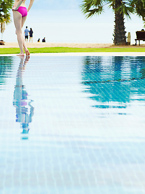 포토 JPG 주간 서양인 나무 식물 모델 해외기획촬영 해외 여자 수영복 여유 해외여행 여행 포즈 기획촬영 2009년태국 벤치 의자 파타야 태국 리조트 휴식 수영장 한명 서기 사람 20대 성인 해변 야외 뒷모습 물 여름 여름휴가 바캉스 비키니 모래사장 야자수 반사 하반신 열대나무 여자만 여자한명만 성인여자만 청년만 청년여자만 성인한명만 청년여자한명만 성인여자한명만 성인만 국내포토 자연요소 외국인 1 옷 계절 감정 아시아 바다 뷰포인트 가구 컨셉 모션 휴가 청년 파일형식 여름_계절