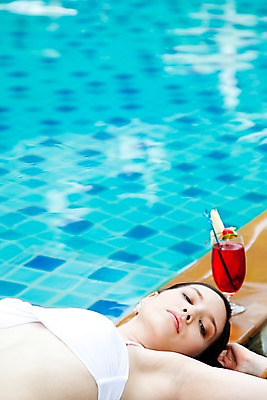 포토 JPG 주간 서양인 모델 해외기획촬영 해외 여자 수영복 여유 음료 해외여행 여행 포즈 기획촬영 2009년태국 와인잔 파타야 태국 리조트 휴식 잔 수영장 한명 사람 상반신 20대 성인 야외 물 여름 여름휴가 바캉스 비키니 눕기 칵테일 칵테일잔 여자만 여자한명만 성인여자만 청년만 청년여자만 성인한명만 청년여자한명만 성인여자한명만 성인만 국내포토 자연요소 외국인 1 식기 옷 계절 감정 아시아 컨셉 술잔 모션 휴가 주류 청년 파일형식 여름_계절