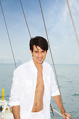 포토 JPG 주간 서양인 구름 모델 해외기획촬영 남자 여유 바다 해외여행 여행 포즈 기획촬영 2009년태국 셔츠 요트 파타야 태국 하늘 휴가 휴식 한명 서기 미소 웃음 사람 상반신 20대 성인 야외 여름 여름휴가 바캉스 흰색 흰바지 남자만 남자한명만 성인남자만 청년만 청년남자만 청년남자한명만 성인한명만 성인남자한명만 성인만 국내포토 자연요소 외국인 1 해외 계절 감정 아시아 컬러 컨셉 상의 배_교통 바지 모션 표정 청년 파일형식 여름_계절