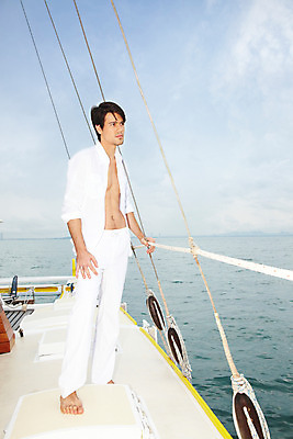 포토 JPG 주간 전신 서양인 구름 모델 해외기획촬영 남자 여유 바다 해외여행 여행 포즈 기획촬영 2009년태국 셔츠 요트 파타야 태국 하늘 휴가 휴식 한명 서기 사람 20대 성인 야외 여름 여름휴가 바캉스 흰색 흰바지 남자만 남자한명만 성인남자만 청년만 청년남자만 청년남자한명만 성인한명만 성인남자한명만 성인만 국내포토 자연요소 외국인 1 해외 계절 감정 아시아 컬러 컨셉 상의 배_교통 바지 모션 청년 파일형식 여름_계절